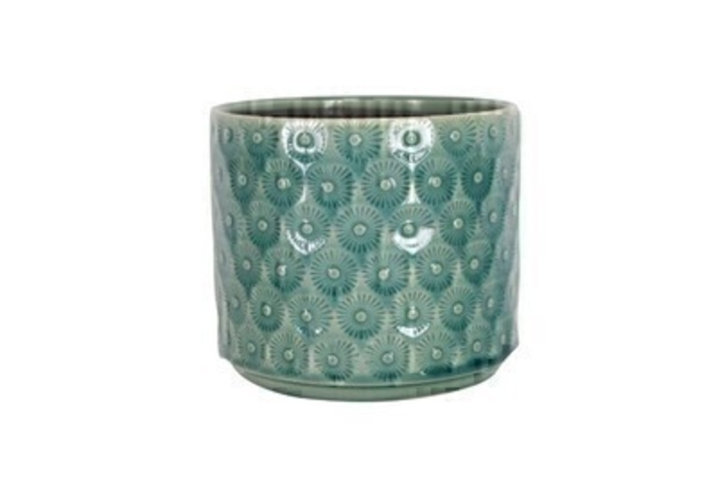 <p>Blue Daisy Ceramic Pot Cover By the designer Gisela Graham who designs really beautiful gifts for your garden and home. Suitable for an artifical or real plant. Great to show off your plants and would make an ideal gift for a gardener or someone who likes plants. Also comes available in other colours. Size (LxWxD) 15x17x17cm</p>